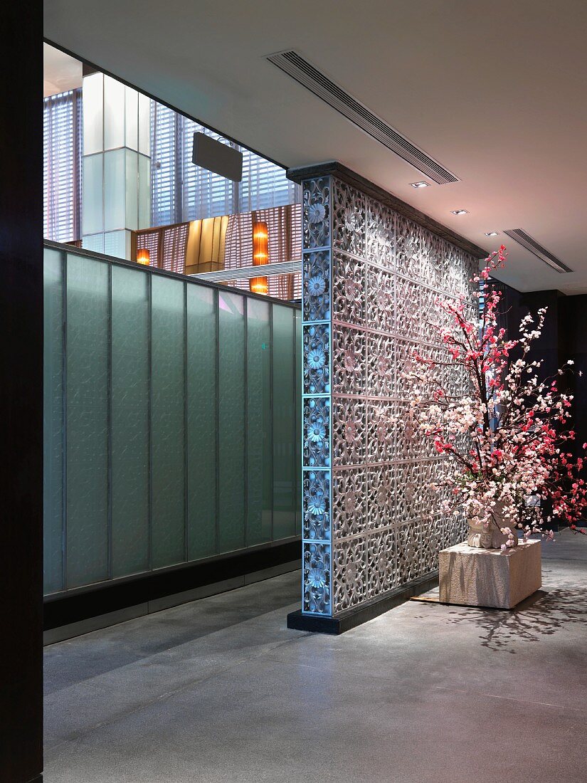 Kirschblüten vor Raumteiler mit asiatischen Motiven im Vorraum
