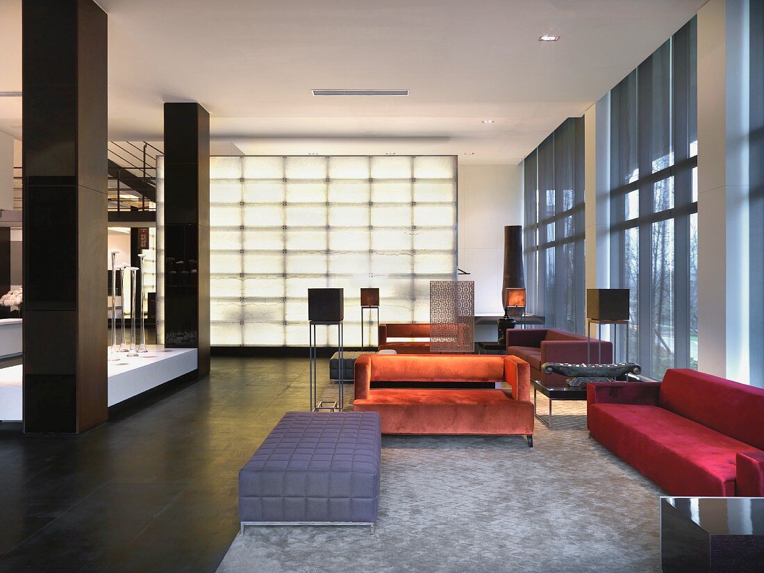 Farbige Sofamöbel und Liege im minimalistischen Wohnraum