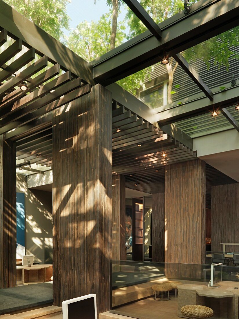 Zeitgenössisches Wohnhaus aus Holz mit Glasdach