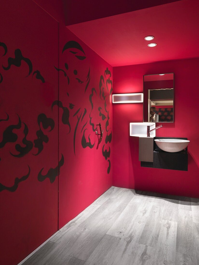 Designer Bad in Rot mit Waschtisch und Spiegel