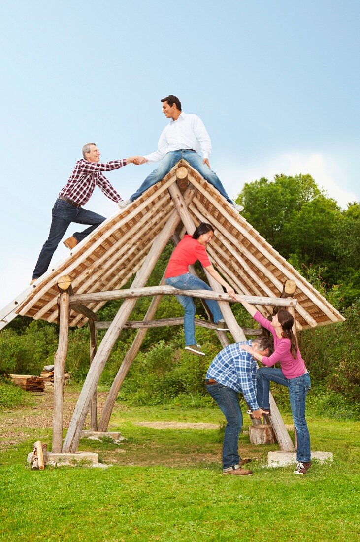 Leute klettern auf eine Holzhütte