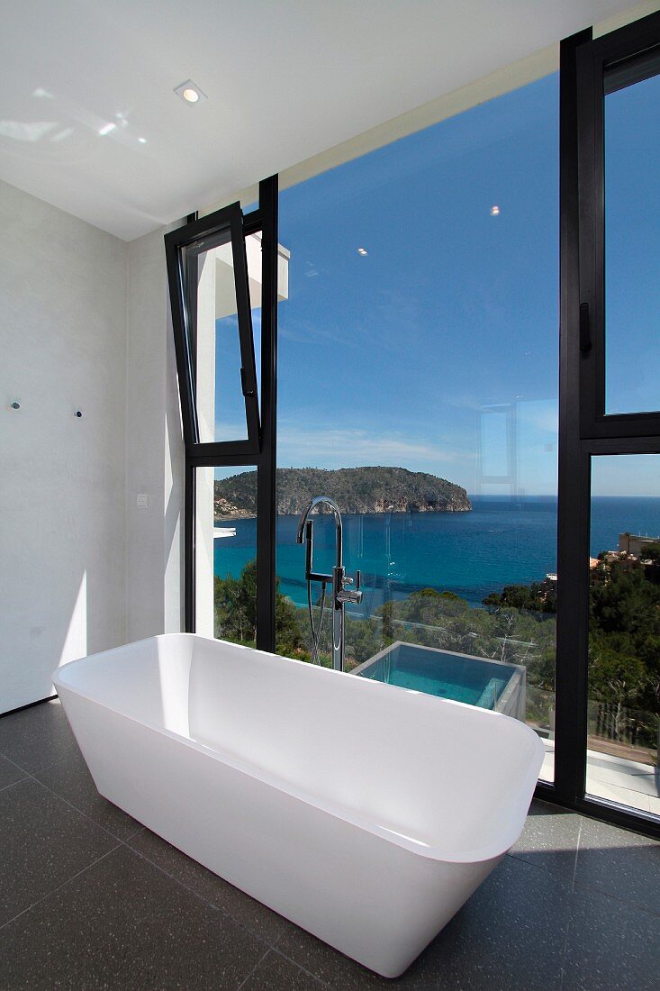 Freistehende Designer Badewanne vor Fensterfront mit Meerblick