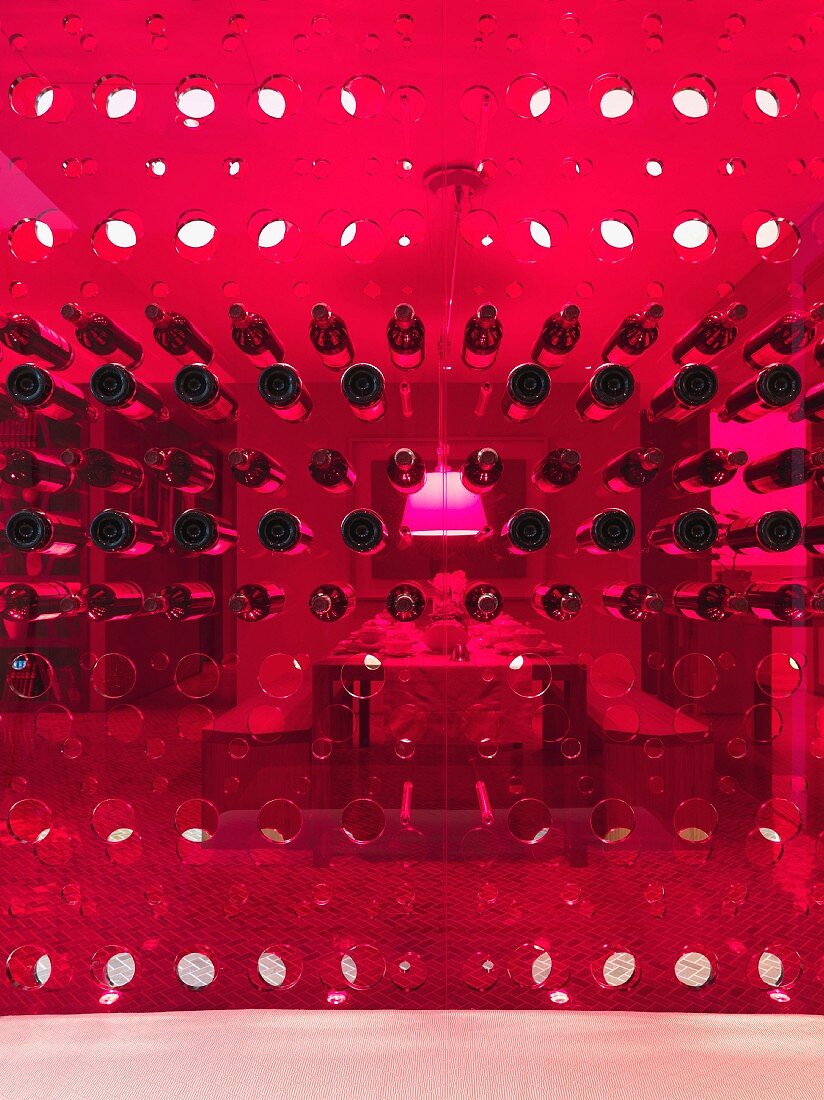Blick durch Weinregalwand aus rotem Kunststoff