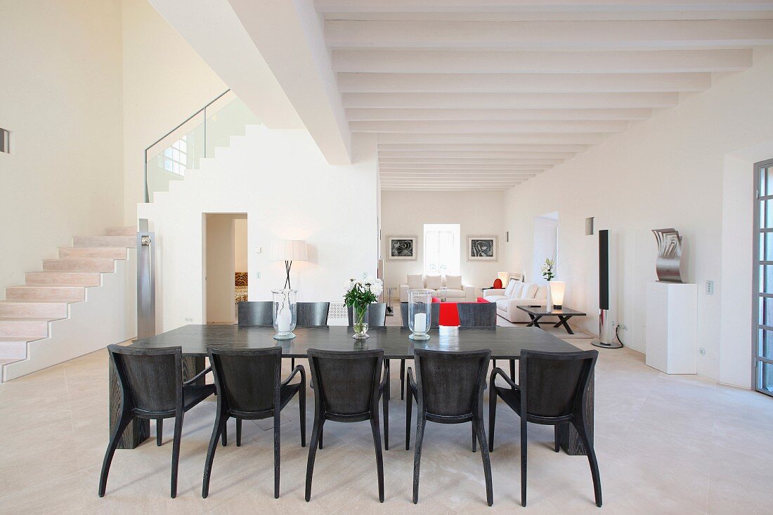 Esstisch und Stühle aus grau gebeiztem Holz in offenem Wohnraum eines mediterranen Landhauses
