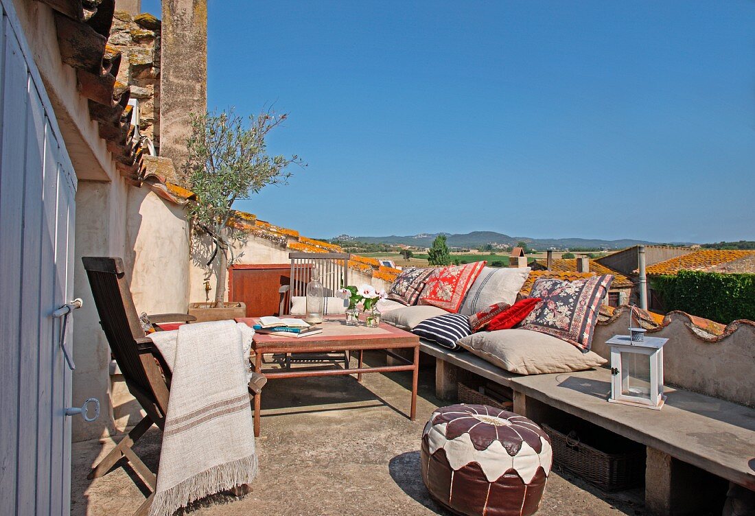 Gemütliche Ecke auf mediterraner Dachterrasse an einem sonnigen Tag