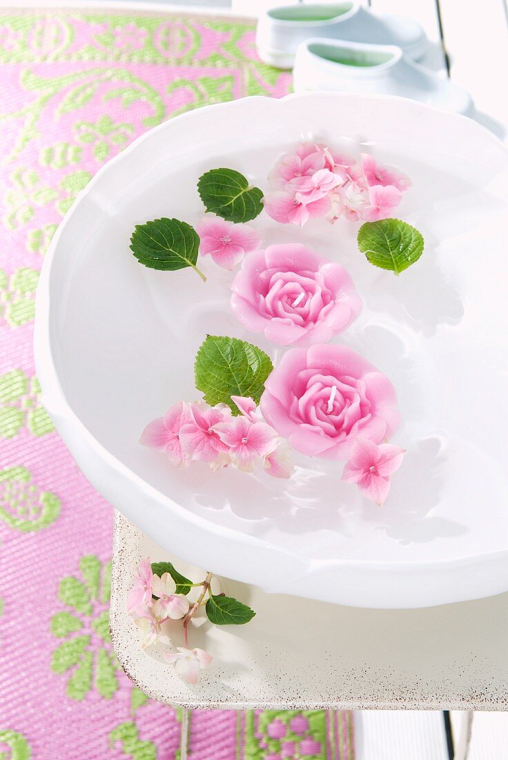 Wasserschale mit rosenförmigen duftenden Schwimmkerzen