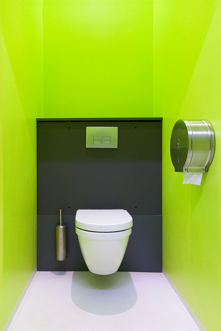 Ein Toilettenraum mit leuchtend grünen Wänden