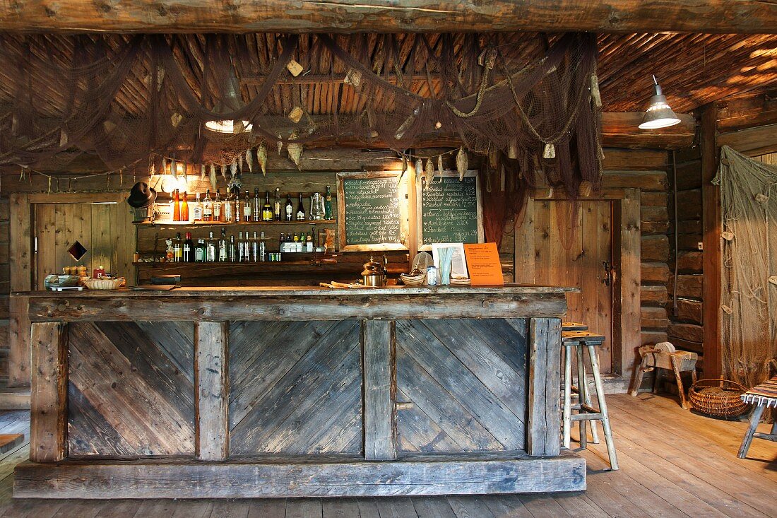 Eine rustikale Bar in einer Holzhütte