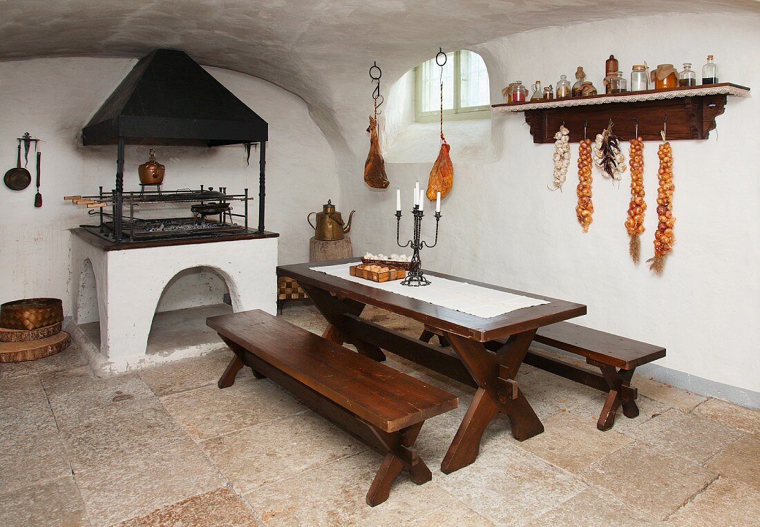 Wohnküche mit altem Ofen im Keller eines Landhauses
