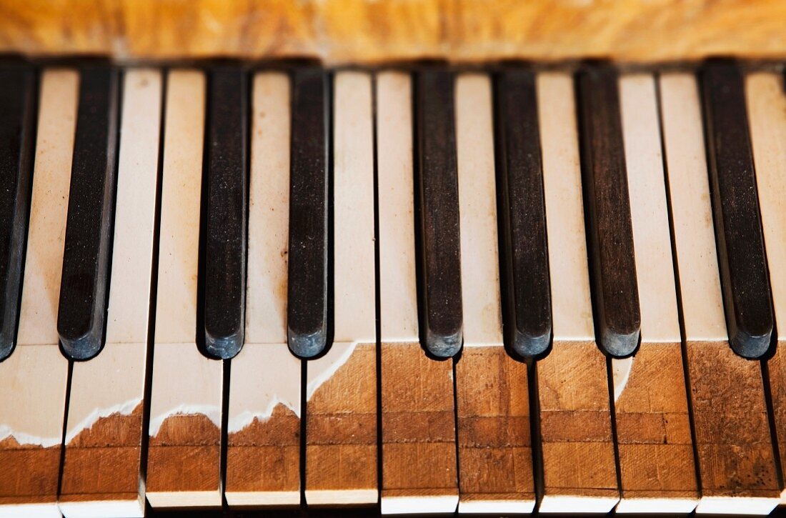 Alte Klaviertastatur (Ausschnitt)