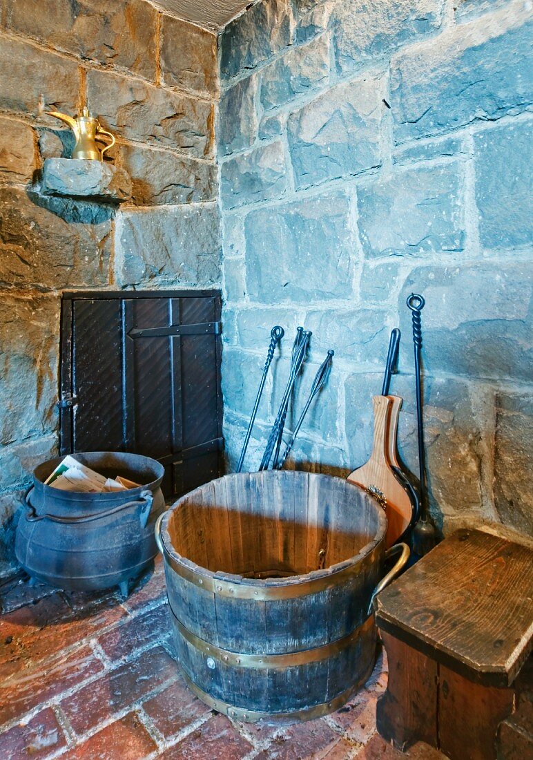 Rustikale Zimmerecke mit antiken Küchenutensilien und einem Waschzuber