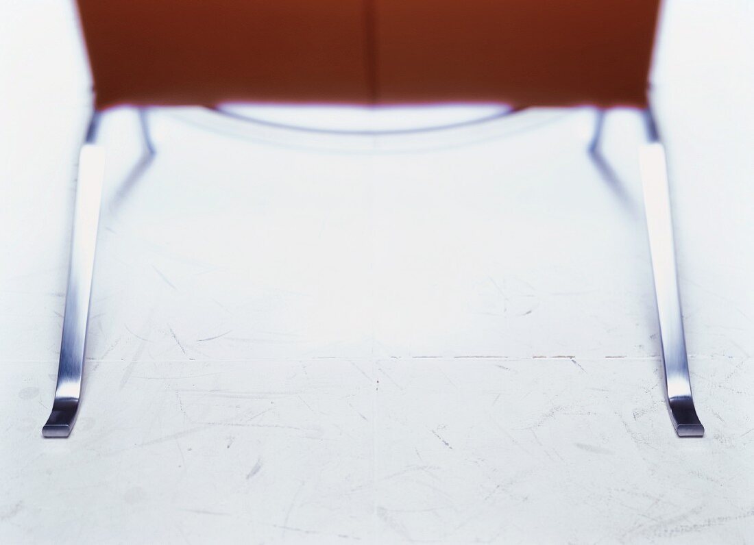 Designer-Stuhl mit Edelstahl-Beinen (Ausschnitt)