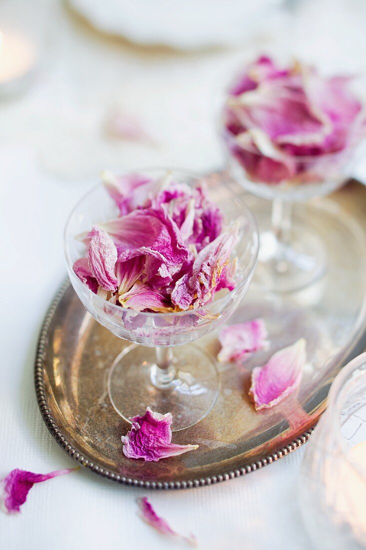 Tischdeko mit getrockneten Rosenblättern