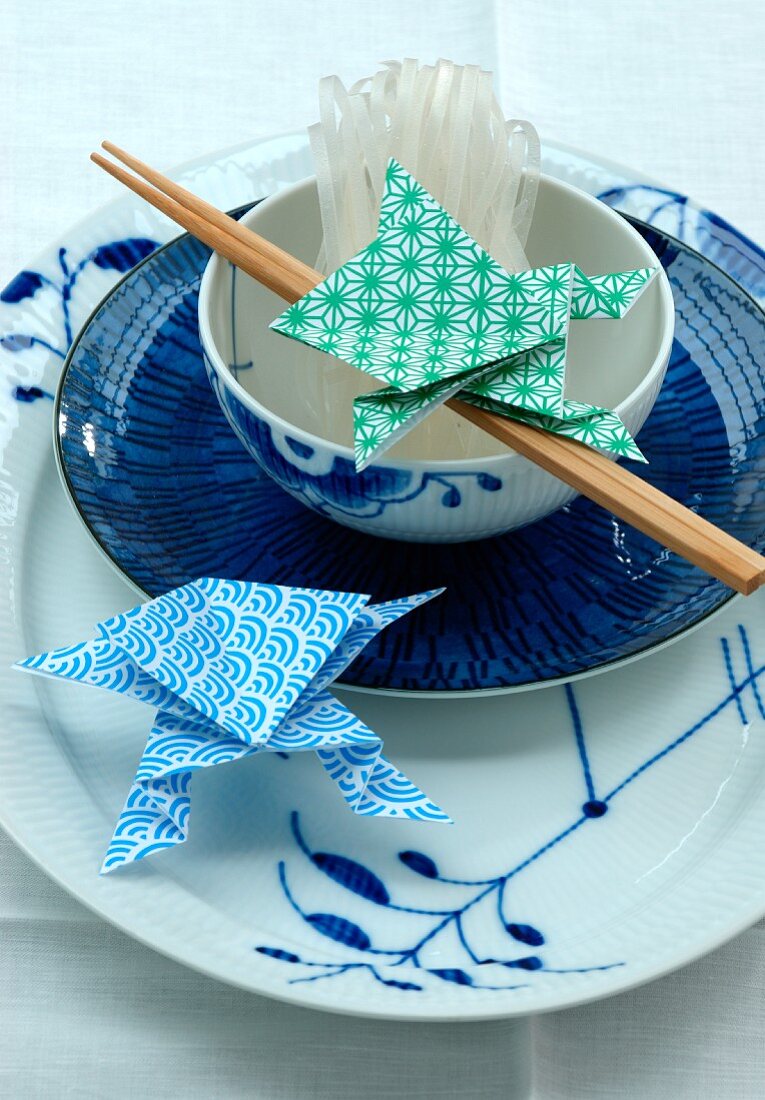 Asiatisches Gedeck mit Stäbchen und Origami Faltfiguren