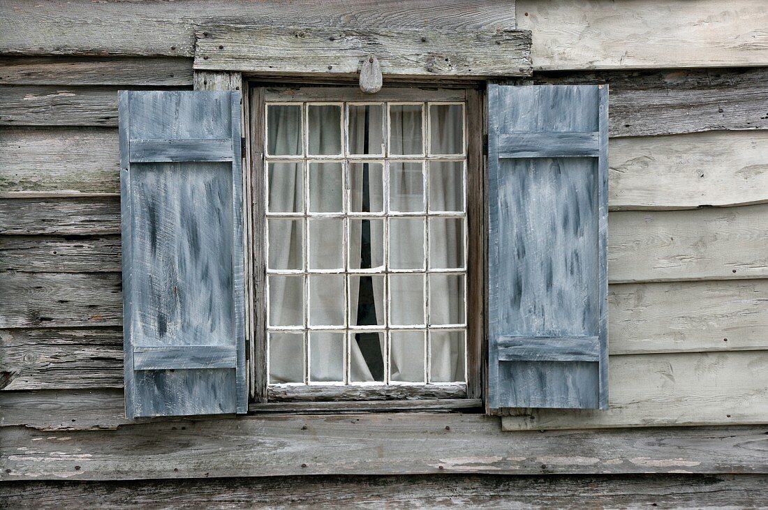 Altes Holzhaus mit Fenster und Fensterläden (Das älteste Schulgebäude aus Holz in den USA)