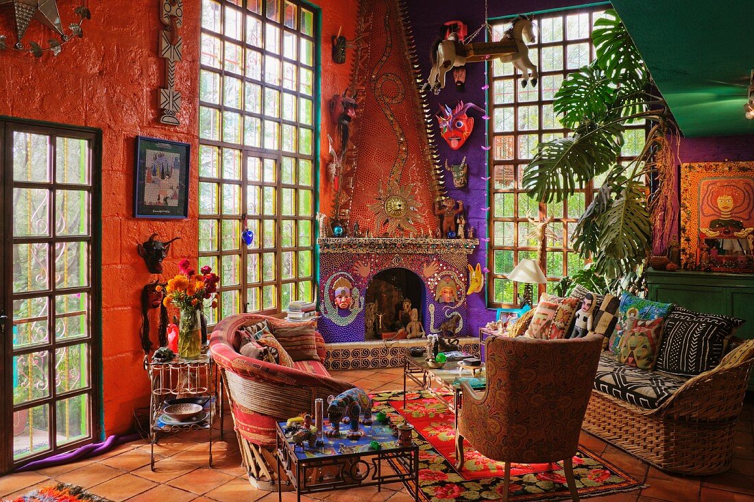 Wohnzimmerecke mit vielen Kunstwerken in einem mexikanischen Haus