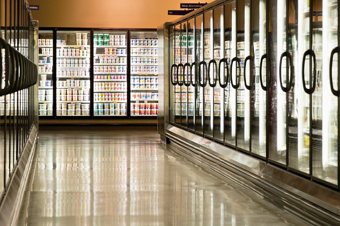 Tiefkühlschränke in einem Supermarkt