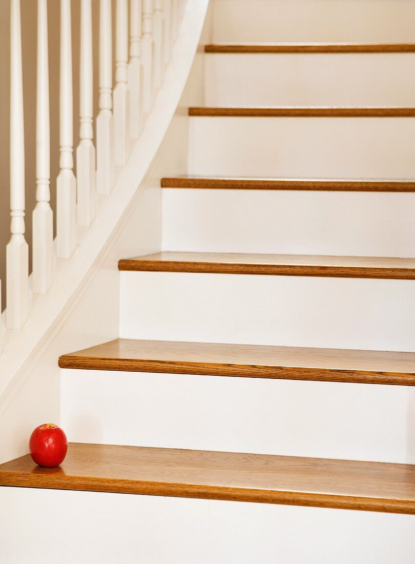 Eine Treppe mit einer Apfel