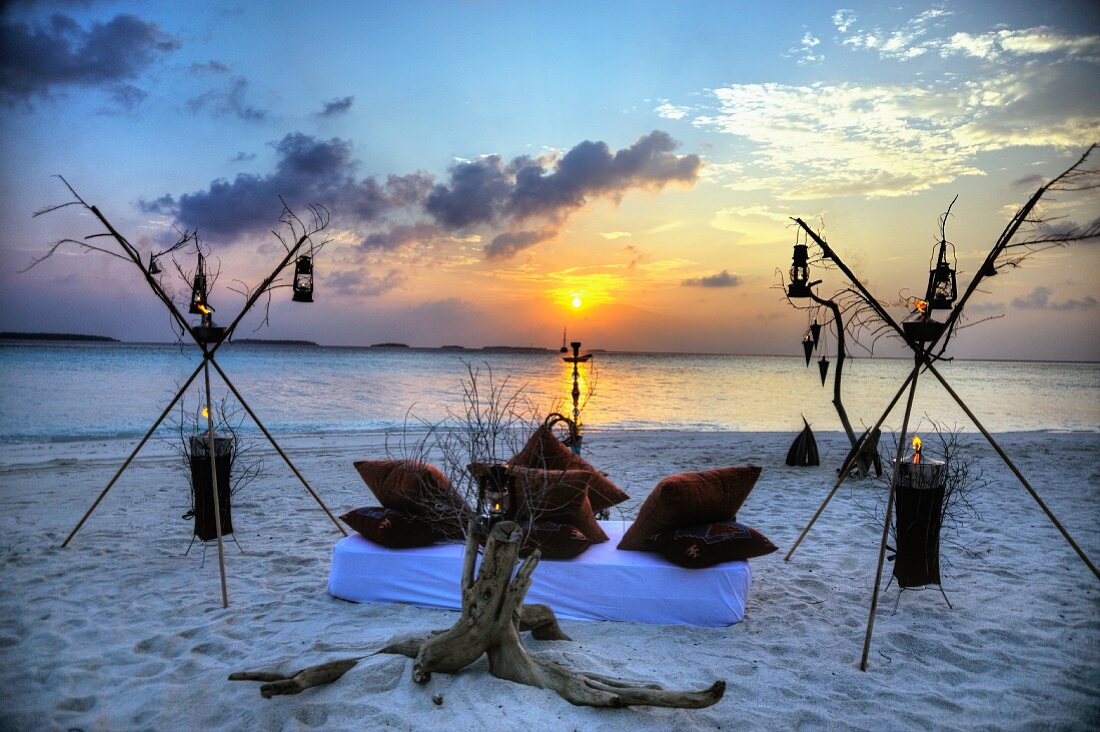 Romantisches Lager am Strand