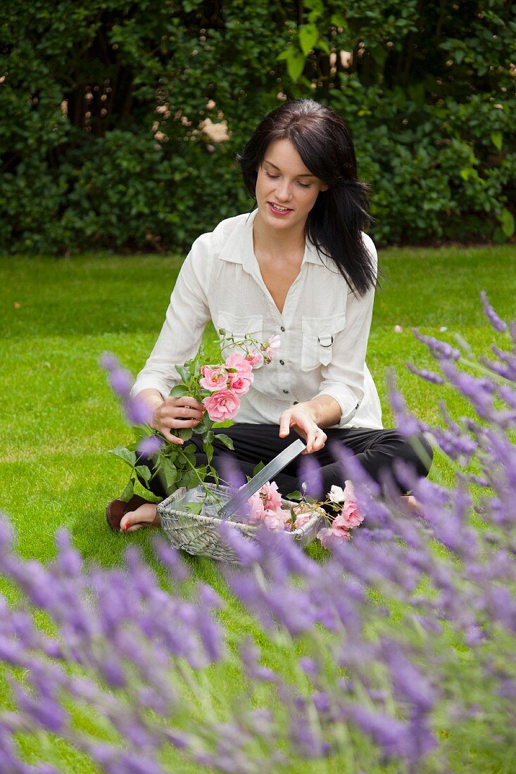 Frau mit Blumenkorb im Garten