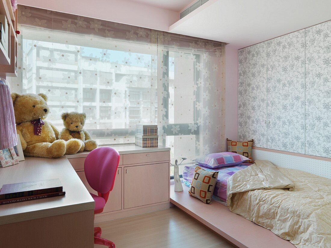 Modernes Kinderzimmer mit Bett vor transparentem Vorhang am Fenster