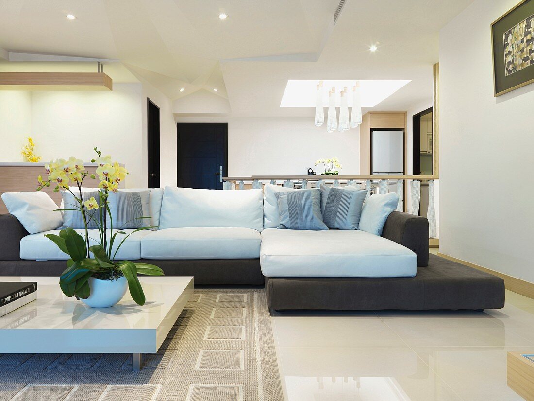 Designerecksofa und Couchtisch in modernem Wohnzimmer mit abgehängter Decke