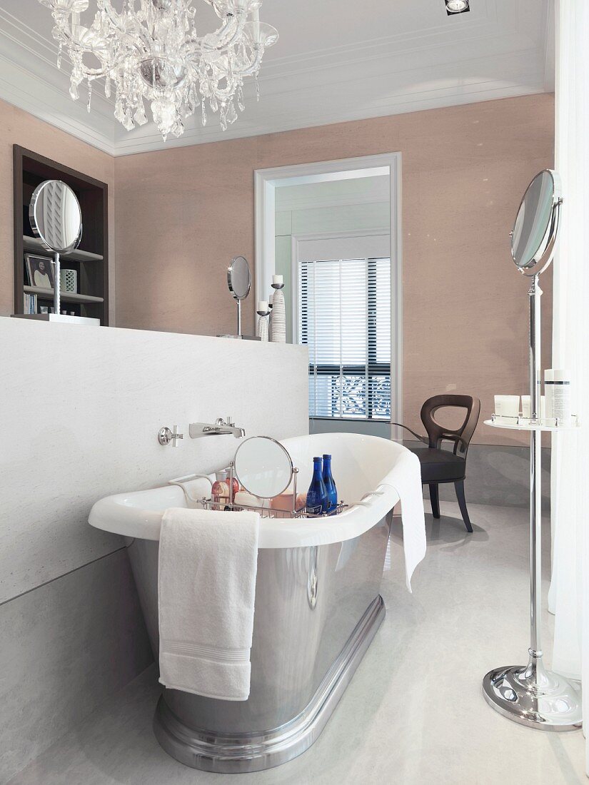 Freistehende Vintage Badewanne vor rosa getönten Wänden