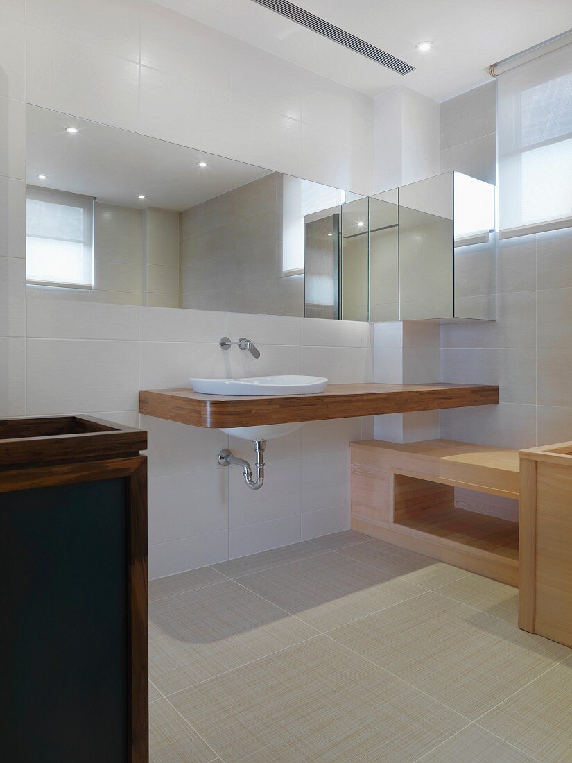 Minimalistischer Waschtisch und Spiegel mit integrierter Beleuchtung im Designer Bad