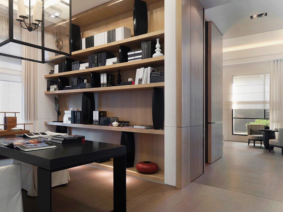 Moderne, offene Wohnung im Schwarzweiss Look mit weichen Holztönen für Boden und Wandgestaltung
