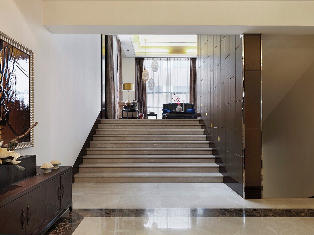 Entree und breiter Treppenaufgang aus Marmor in offenem, elegantem Wohnhaus