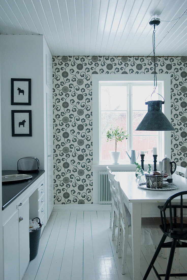 Küche im skandinavischen Stil mit gemusterter Tapete und Hängeleuchte