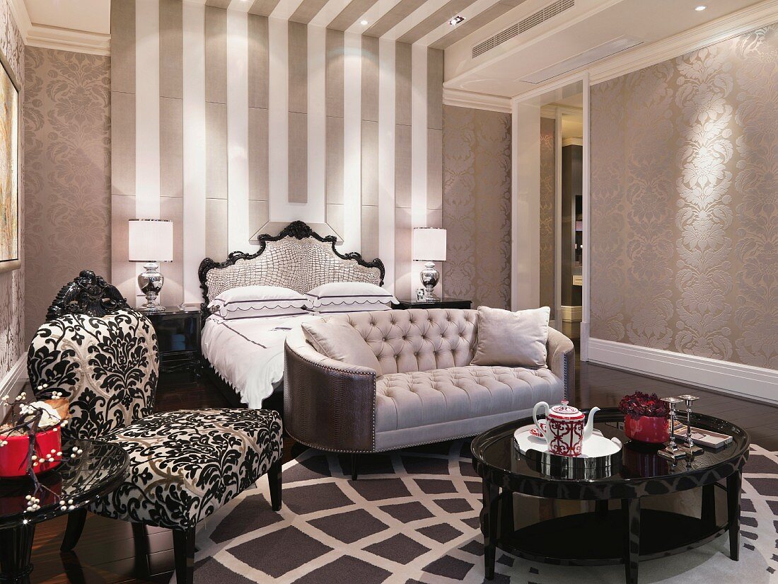 Sitzbereich mit klassischen Polstermöbeln zum Mustermix im eleganten Schlafzimmer