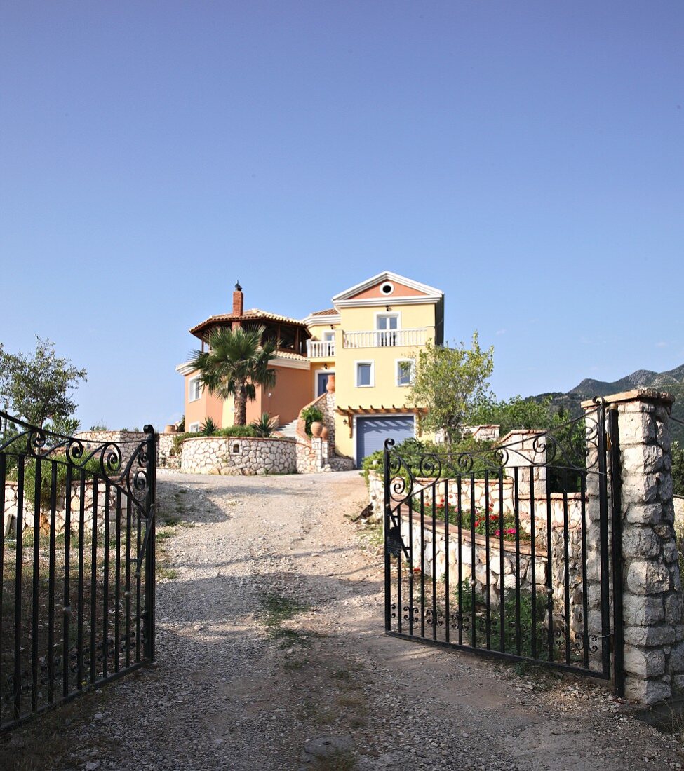 Eingangstor zur Villa Octavius auf der Insel Lefkas, Griechenland