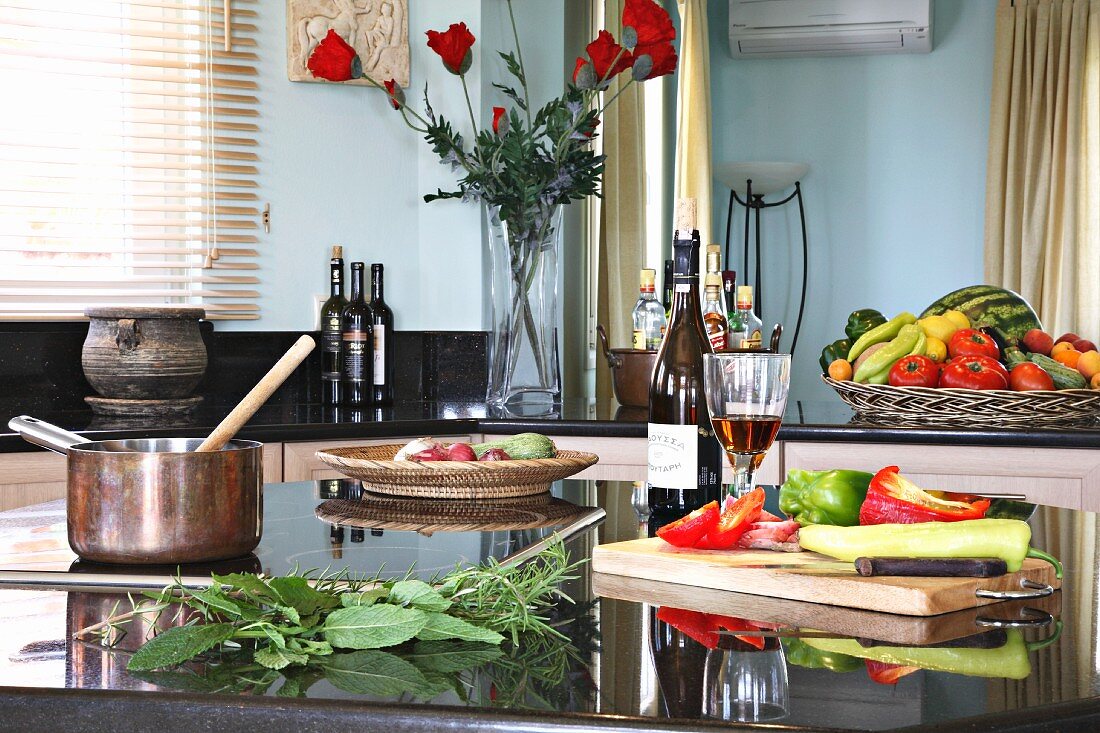 Stillleben mit Gemüse, Kräutern und Wein in der Küche (Villa Octavius, Lefkas, Griechenland)
