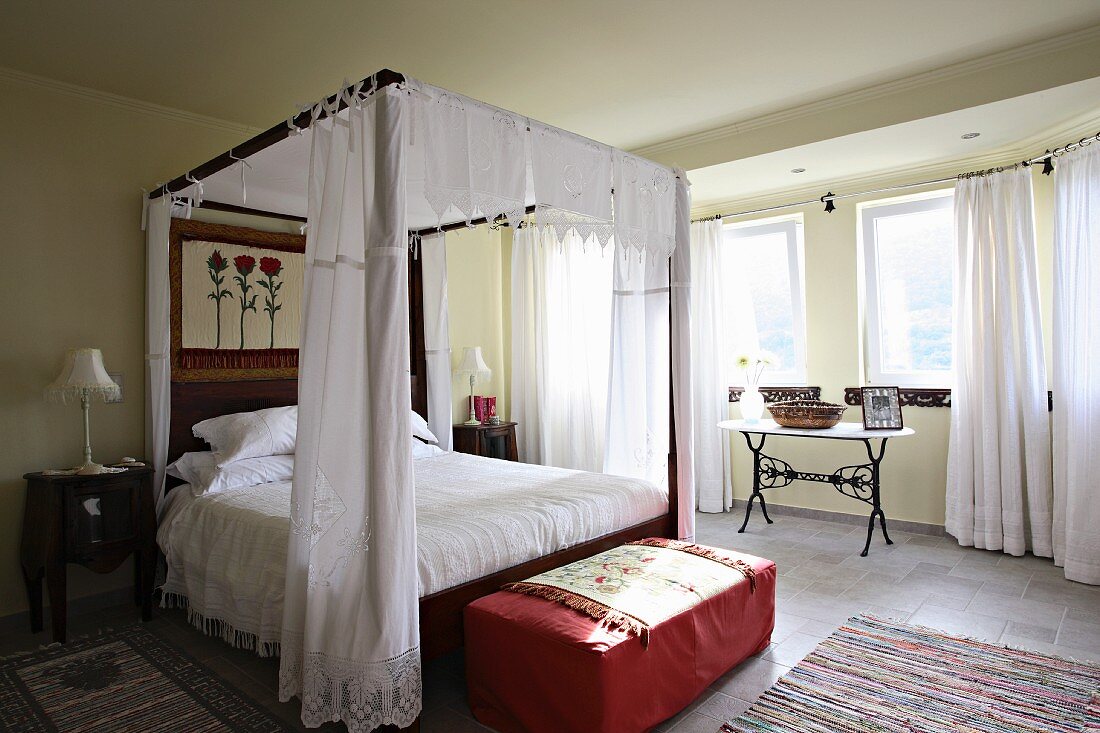 Romantisches Schlafzimmer mit Himmelbett (Villa Octavius, Lefkas, Griechenland)