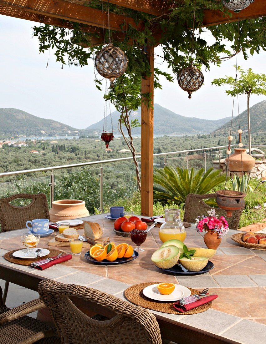 Frühstück auf der Terrasse (Villa Octavius, Lefkas, Griechenland)