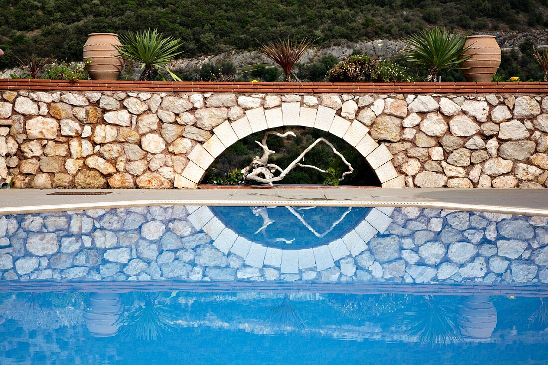 Steinmauer hinter dem Swimmingpooll (Villa Octavius, Lefkas, Griechenland)