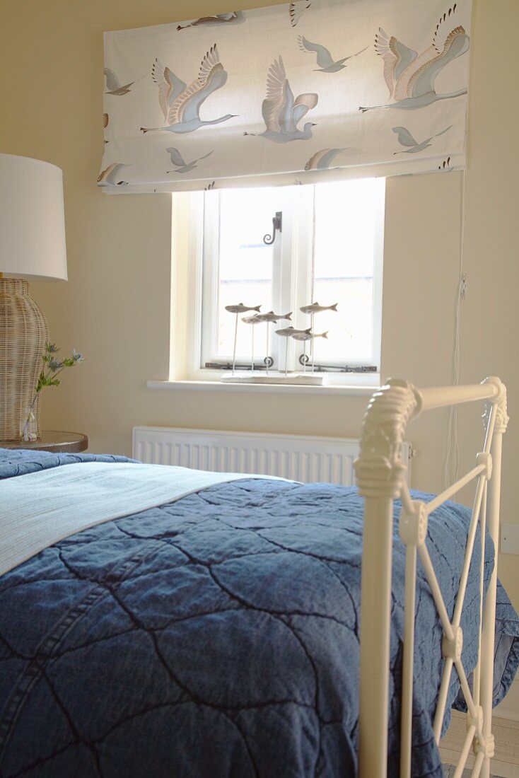 Maritime-style guest bedroom