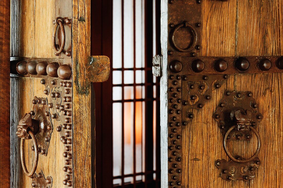 Antike Holztür mit Eisenbeschlägen und Türklopfern