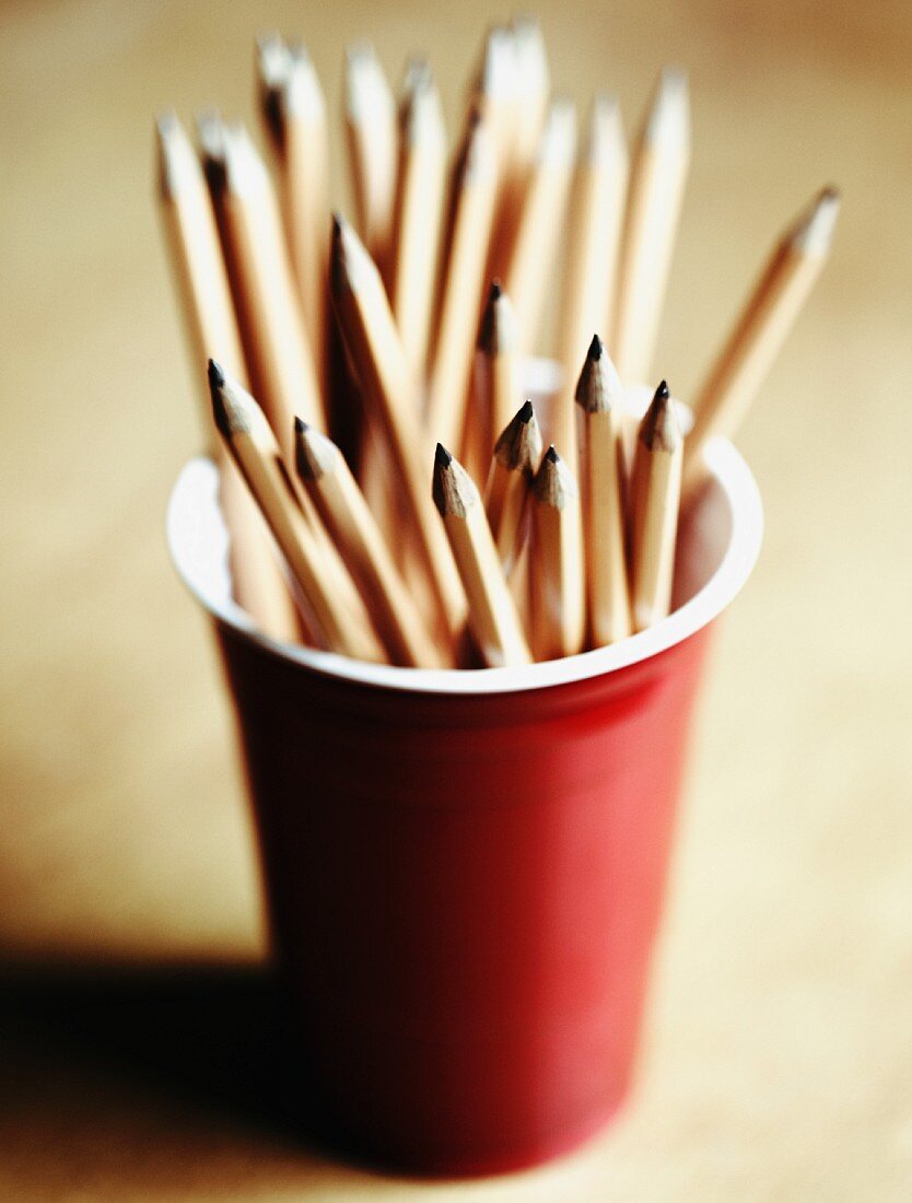 Bleistifte in einem roten Becher