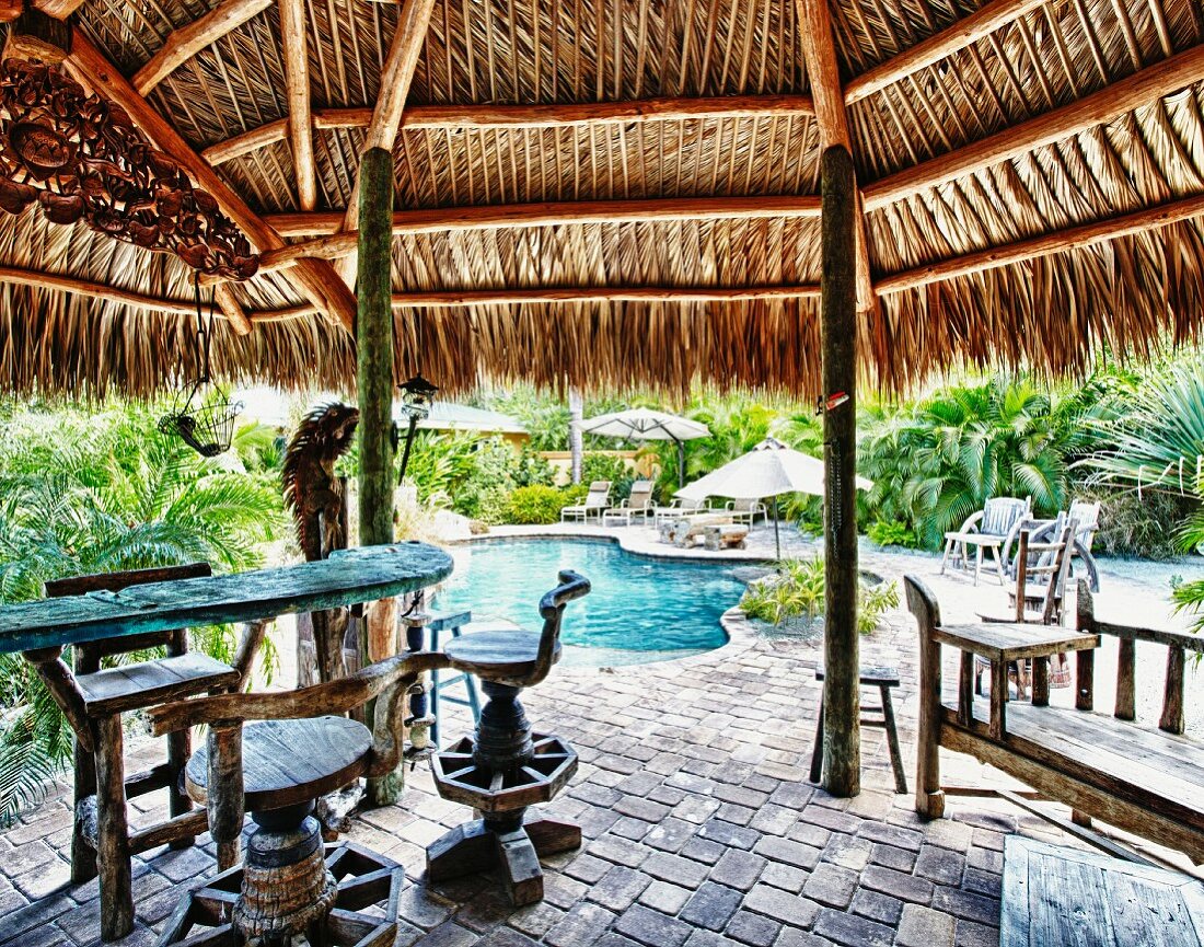Relaxbereich am Swimmingpool in der Karibik