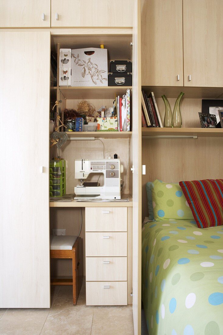Arbeitsplatz in modernem Schlafzimmer - Einbauschrank aus Holz mit integriertem Schreibtisch