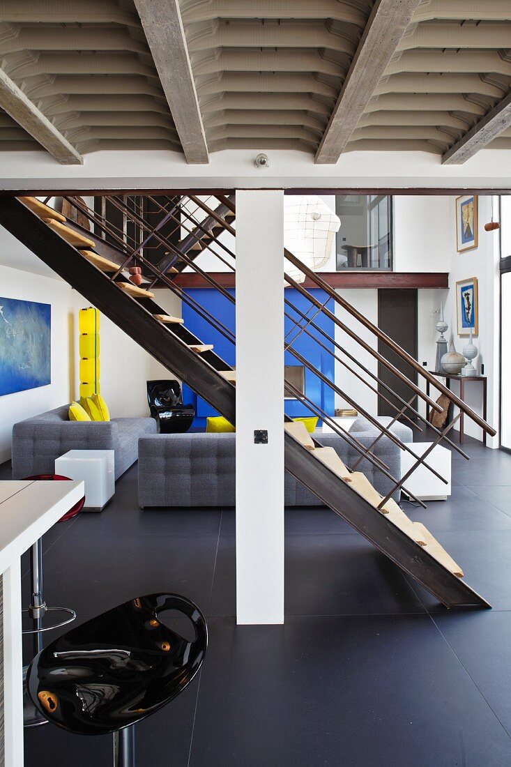 Stahltreppe in einem modernen, offenen Wohnraum mit Loftcharakter