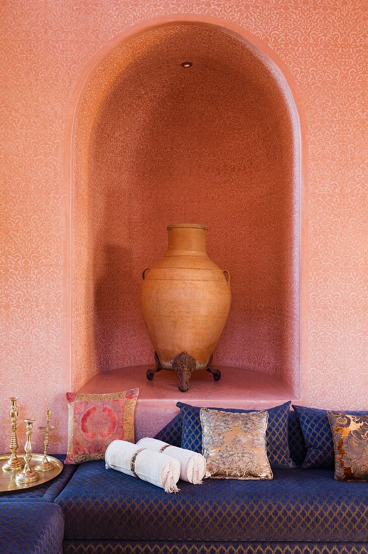 Large urn in the arched alcove of a salon marocain.