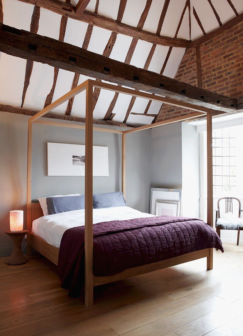 Minimalistisches Himmelbett in modernem Schlafzimmer mit rustikaler Fachwerkdecke