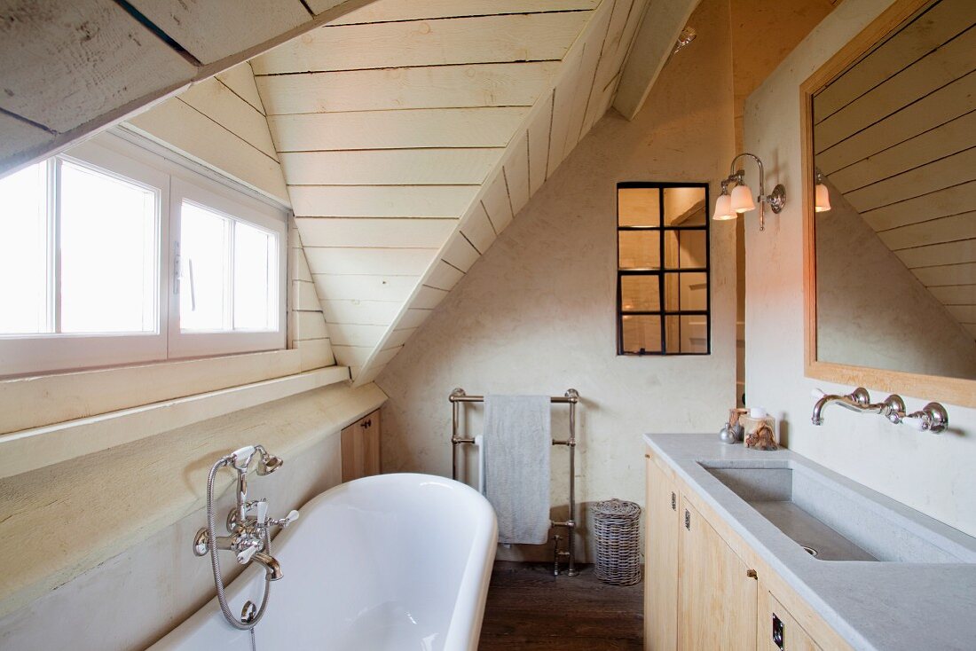 Kleines Dachgeschoss-Badezimmer mit Vintagebadewanne und schlichtem Waschtisch aus Holz und Stein