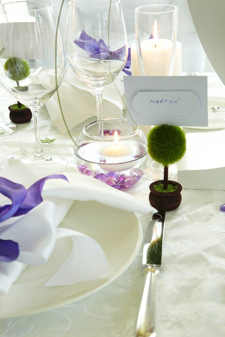 Gedeckter Hochzeitstisch mit witzigen Platzkärtchenhaltern im Botanik-Look