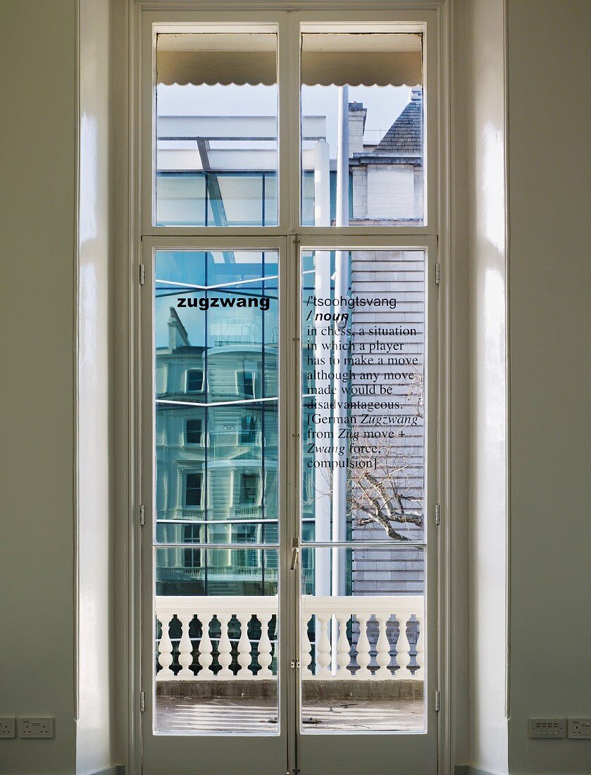 Blick durch geschlossene Balkontür auf modernes Nachbarhaus (Goethe Institut, London)