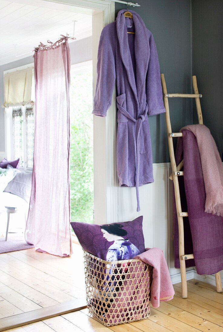 Offene Gartentür mit wehendem Vorhang in sonnigem Raum mit lila und violetten Akzenten