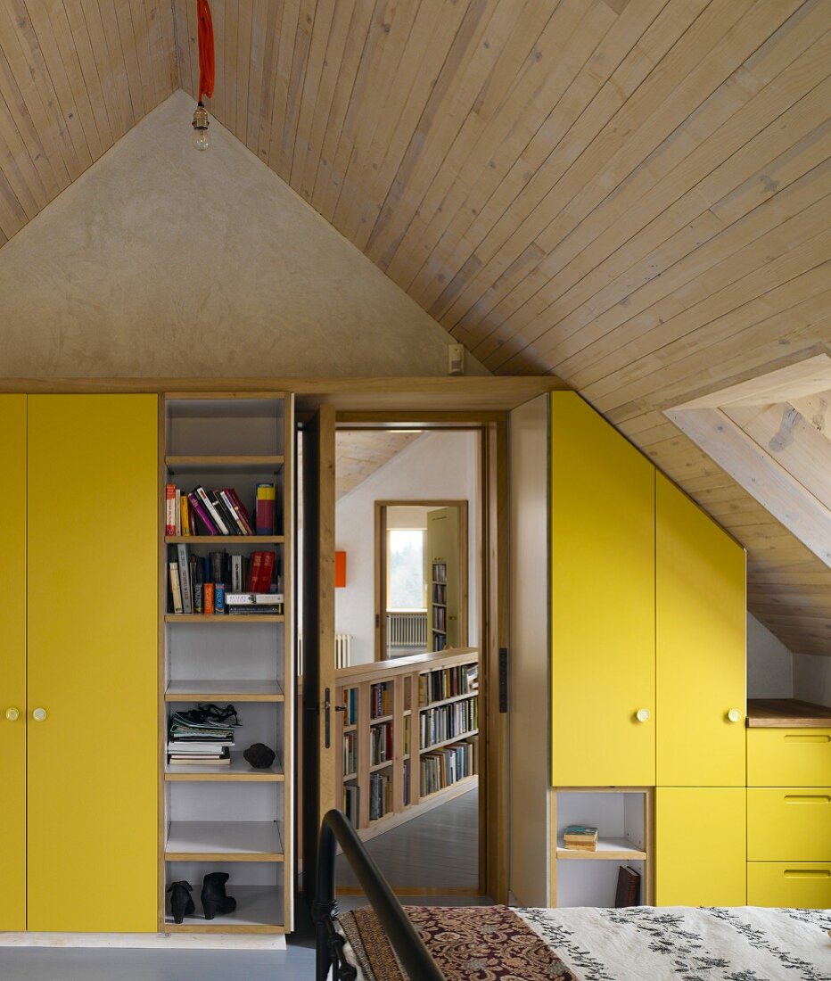 Zeitgenössisches Schlafzimmer im Dachgeschoss mit Holzdecke und gelber Schrankwand (Four Oaks Brick House in the Country)